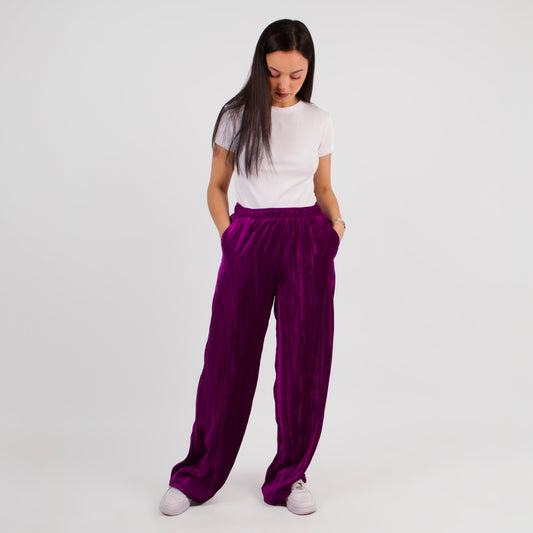 lucewear - femme portant un pantalon large en velours de soie violet