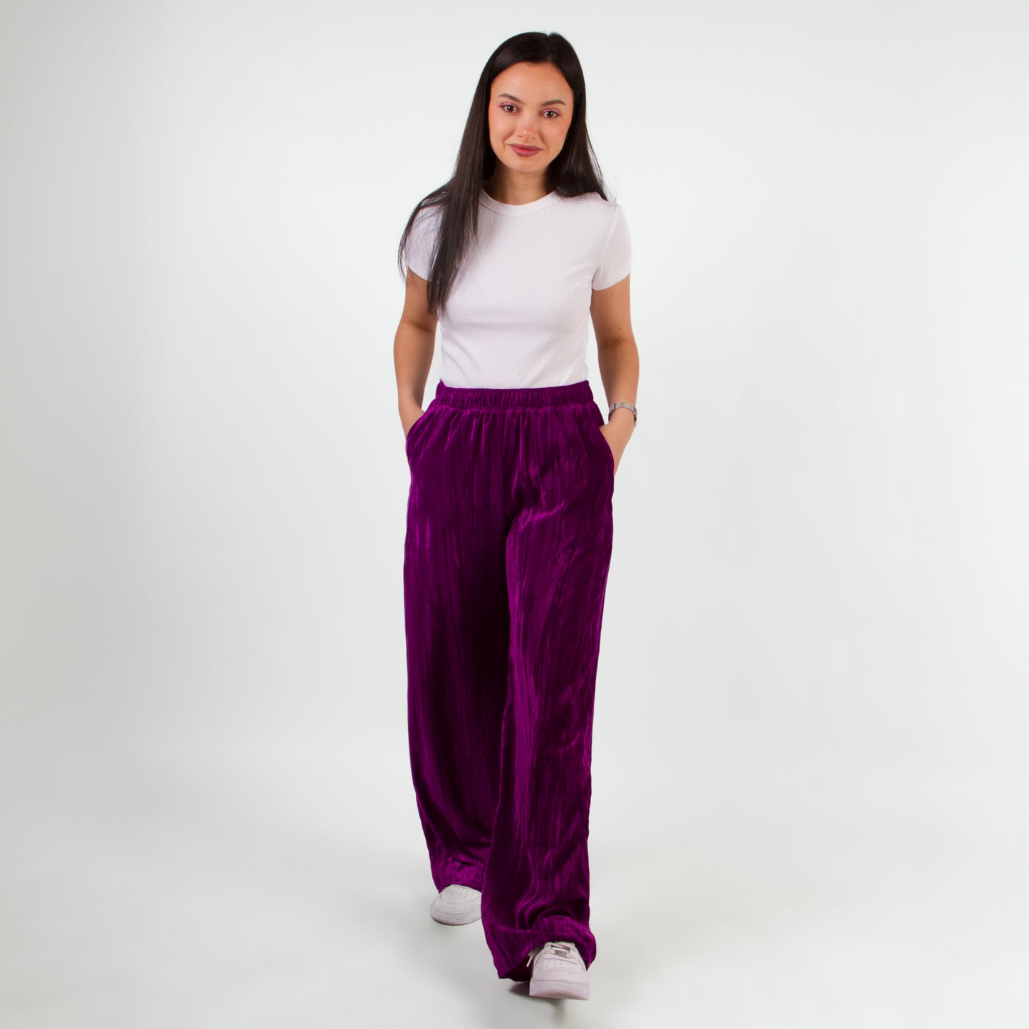 lucewear - femme portant un pantalon large en velours de soie violet