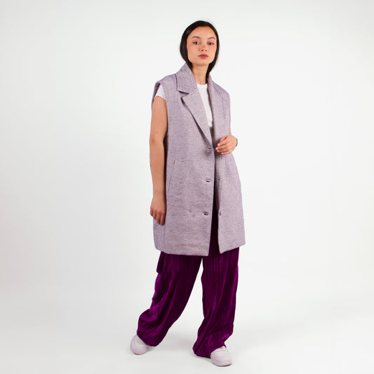 Lucewear: femme portant une veste sans manche en tweed violet