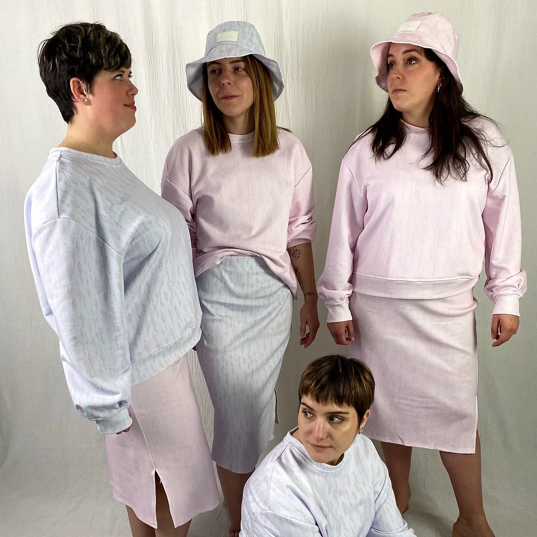 lucewear: femmes portant des jupes cotelé à motifs