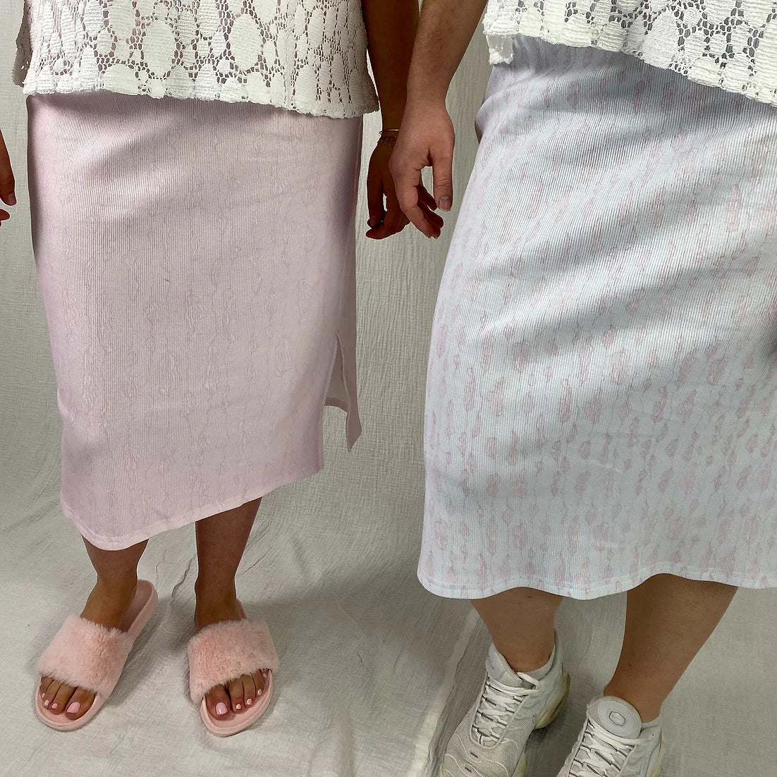 lucewear: femmes portant des jupes cotelé à motifs