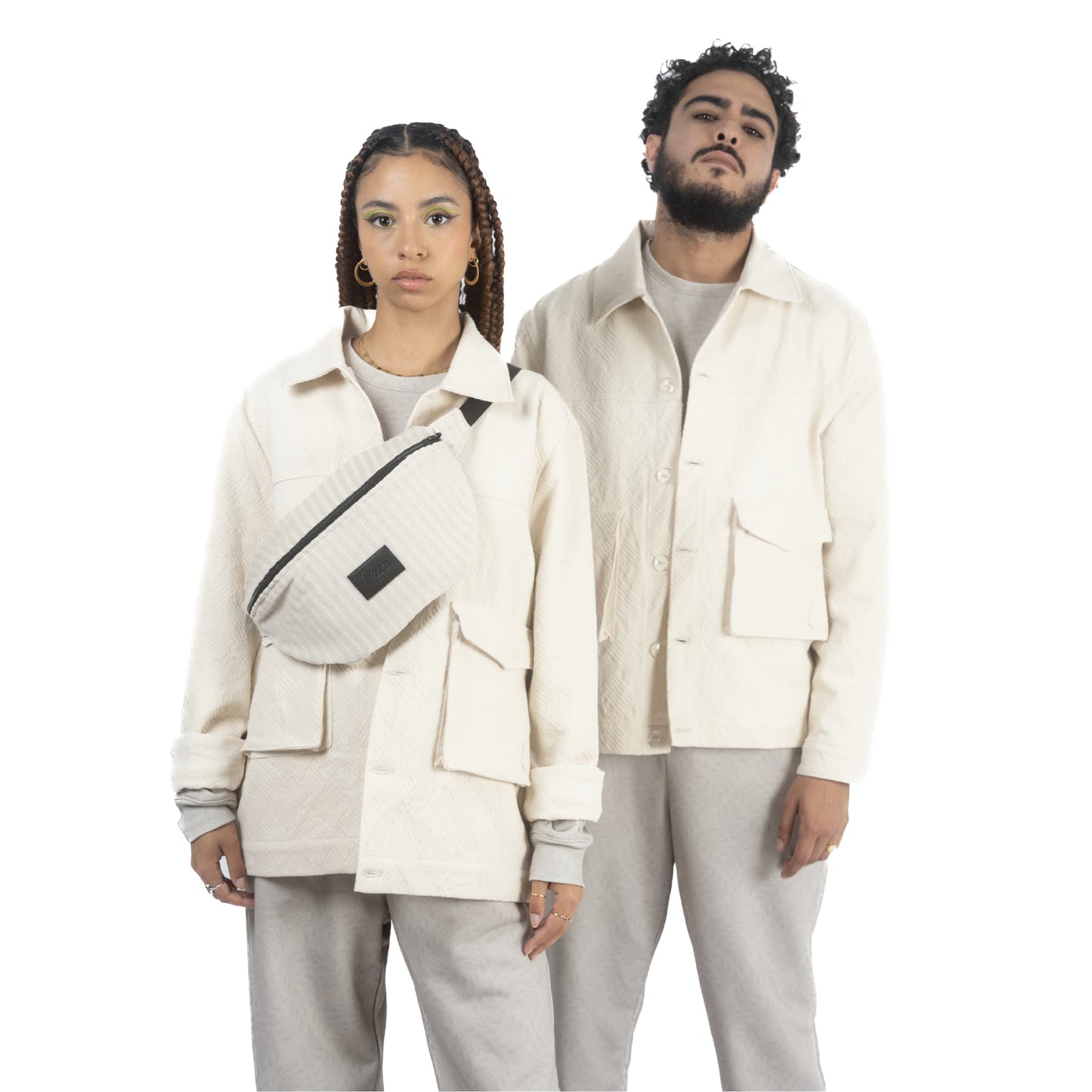 lucewear: homme et femme portant maxi sac banane velours beige porte