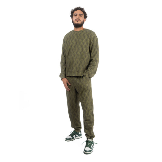 lucewear: homme portant un sweatshirt et un pantalon de jogging kaki