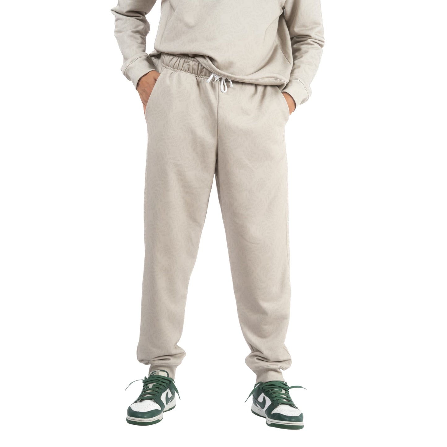lucewear: homme portant un sweatshirt et un pantalon de jogging beige