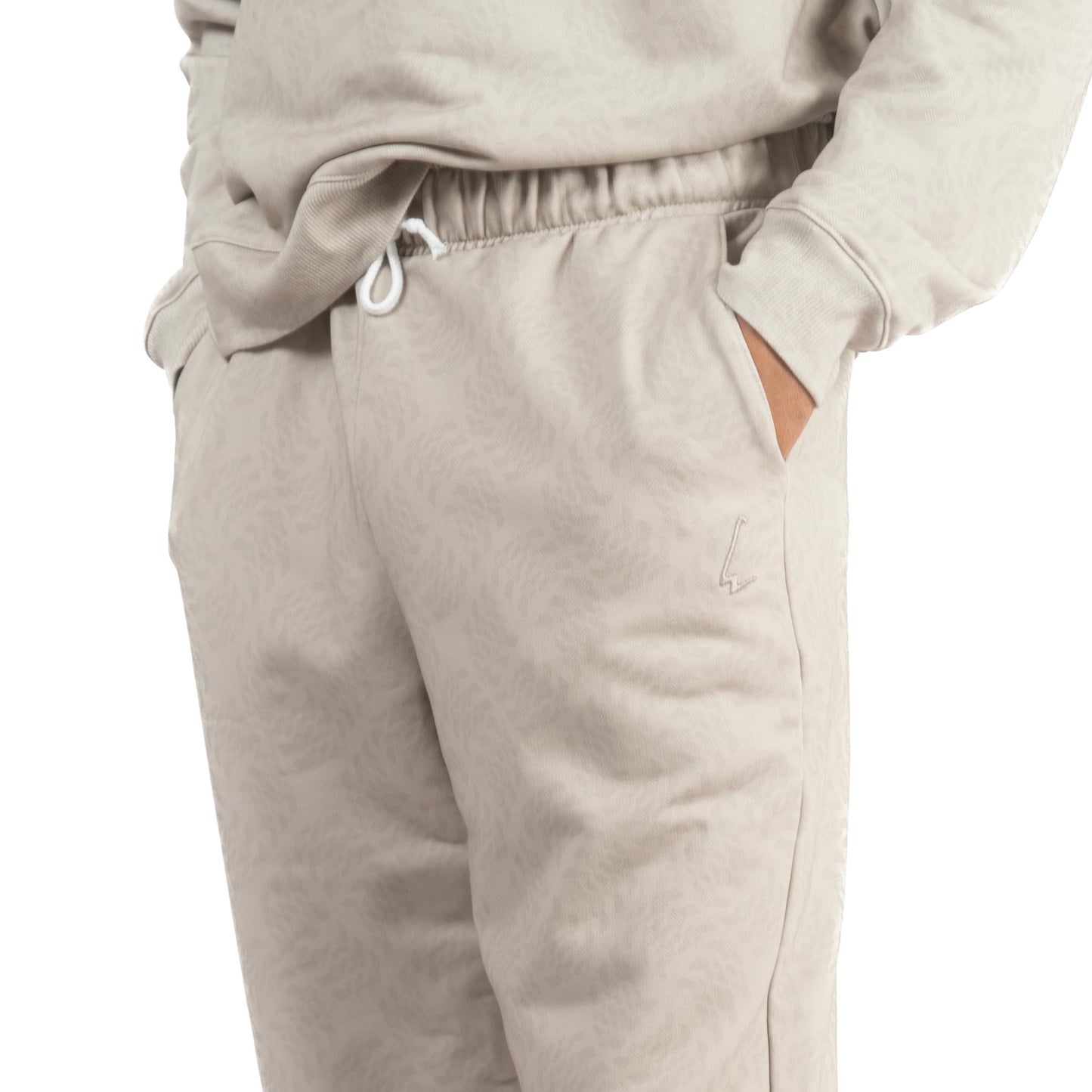 lucewear: homme portant un sweatshirt et un pantalon de jogging beige