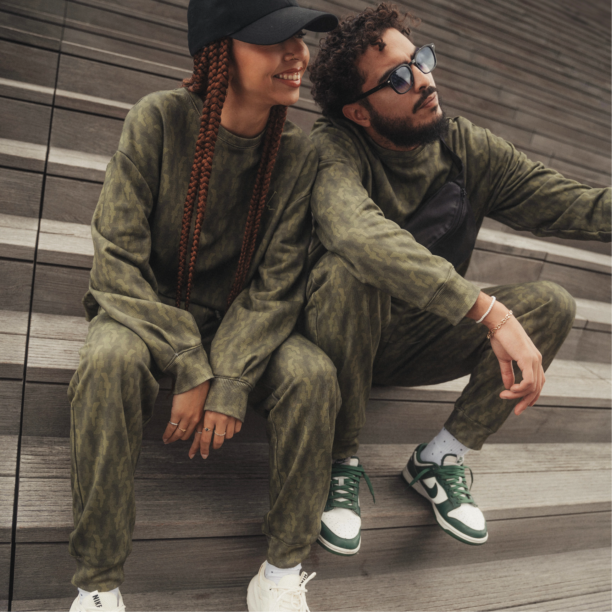 lucewear: couple portant des ensembles de survêtement kaki