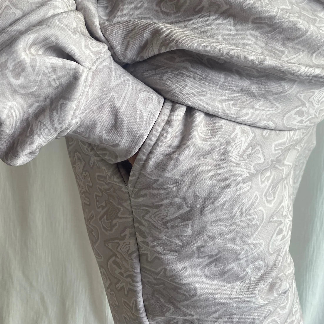 lucewear : femme portant un ensemble de survêtement beige
