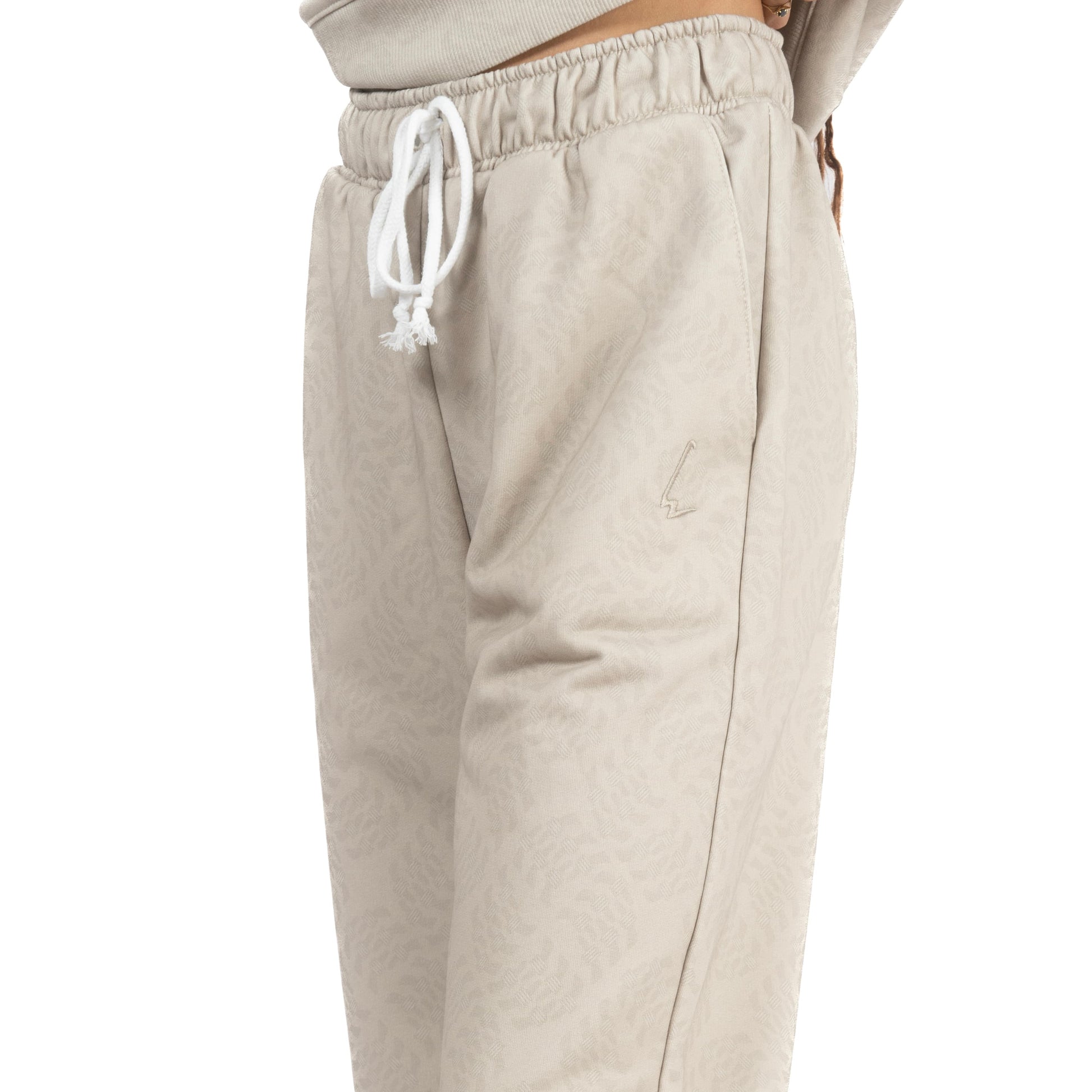 lucewear: femme portant un pantalon de survêtement taupe