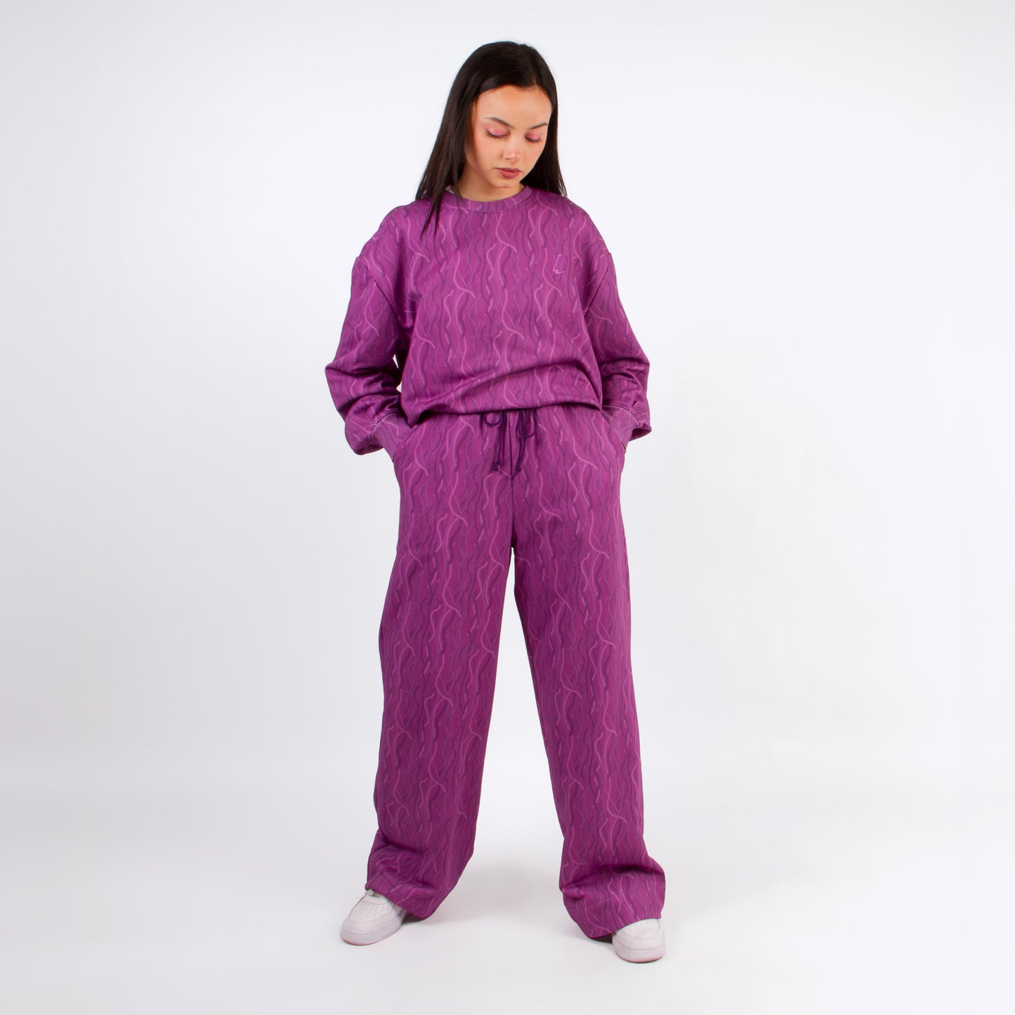lucewear -femme portant un ensemble de survêtement violet
