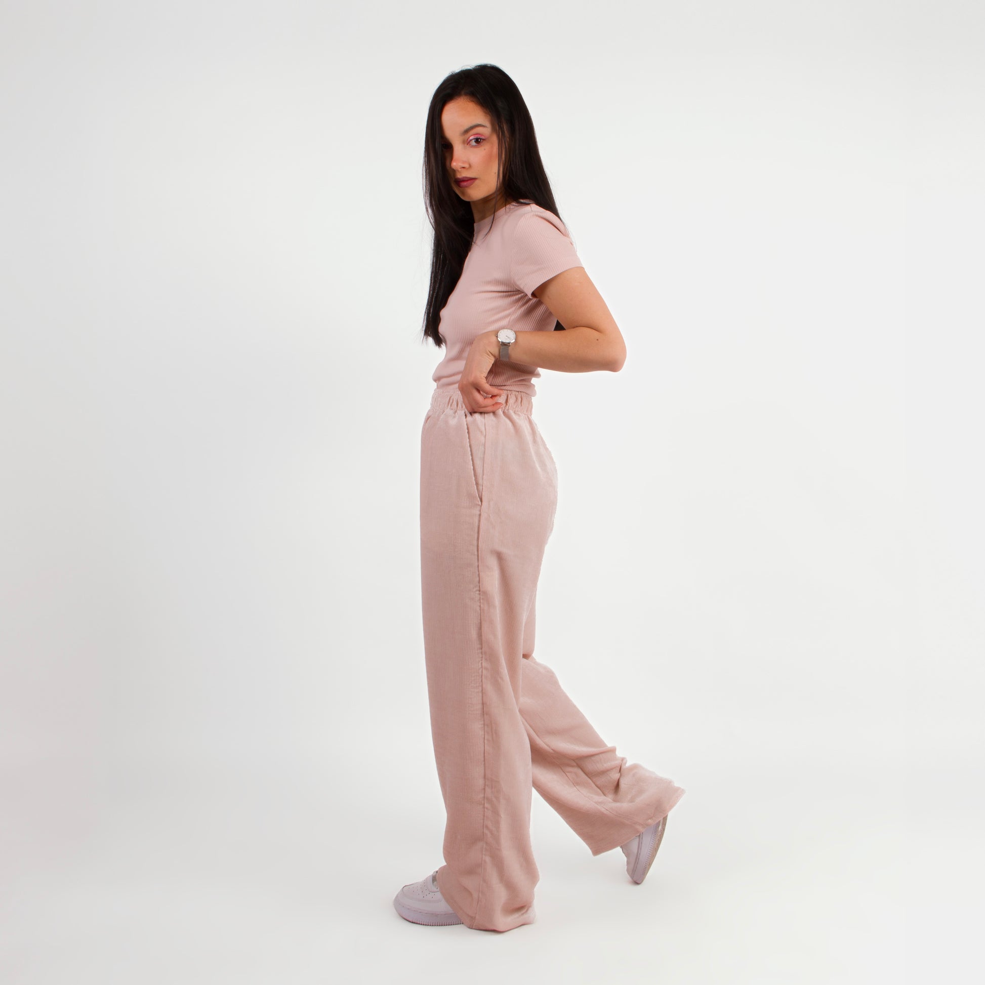 lucewear - femme portant un pantalon large en velours rose