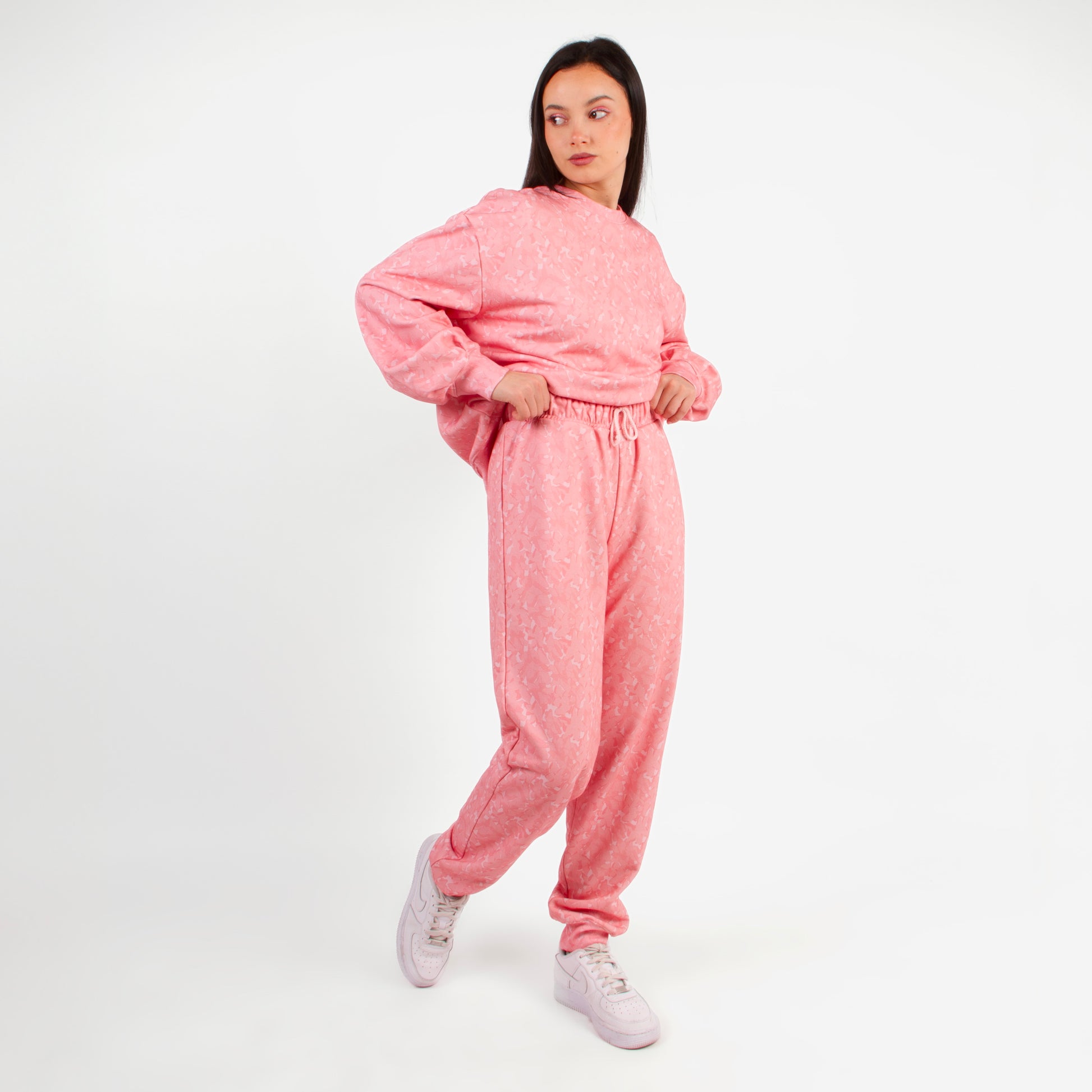 lucewear : femme portant un ensemble de survêtement à motif rose