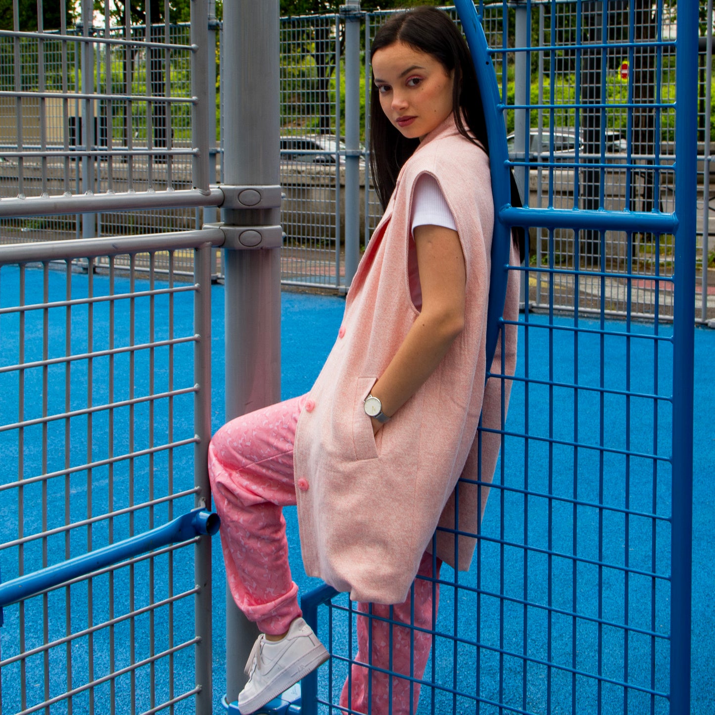 lucewear : femme portant un ensemble de survêtement à motif rose