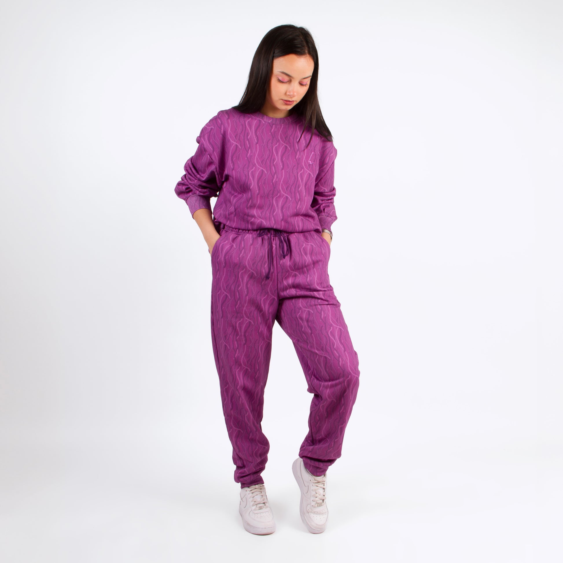 lucewear : femme portant un ensemble de survêtement violet