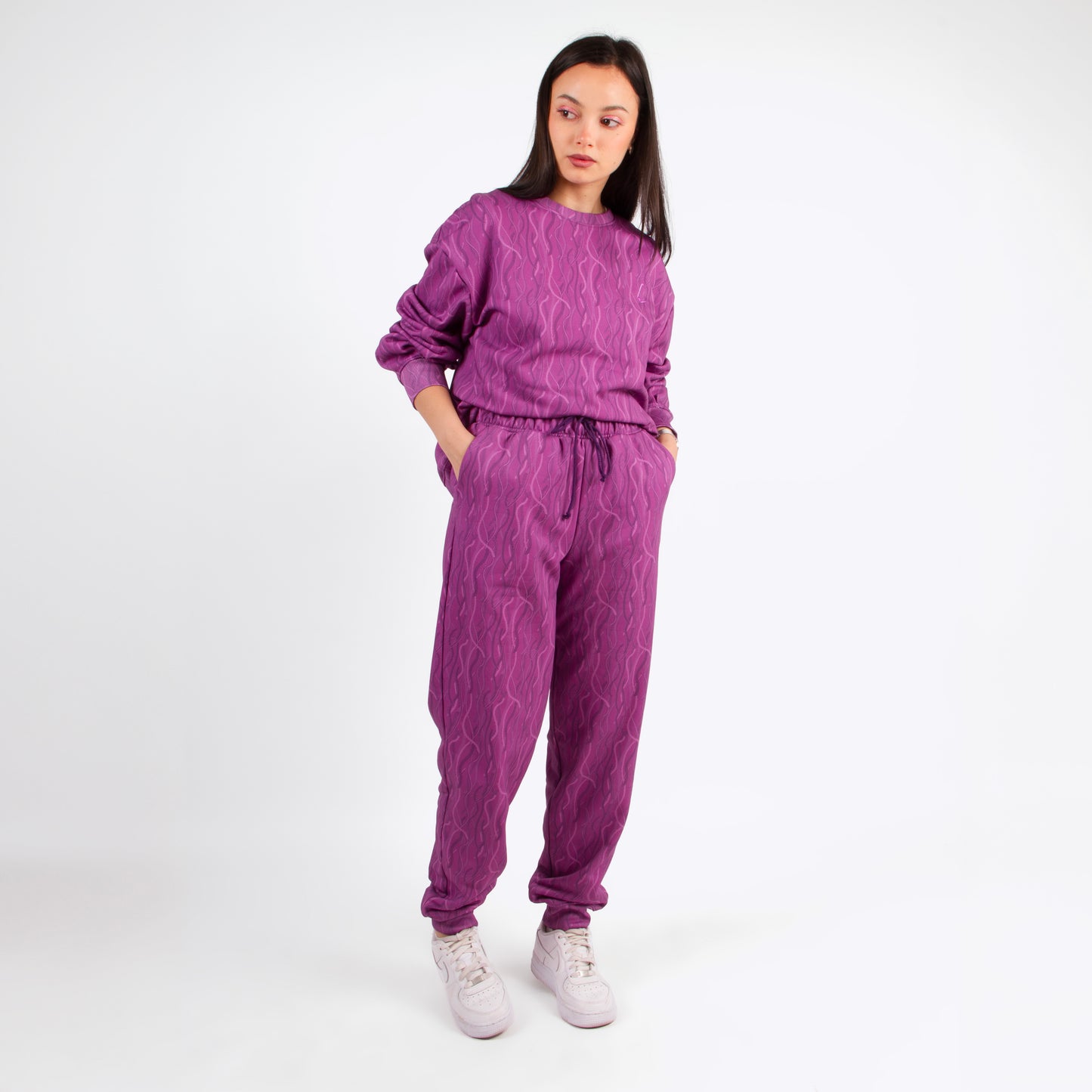 lucewear : femme portant un ensemble de survêtement violet