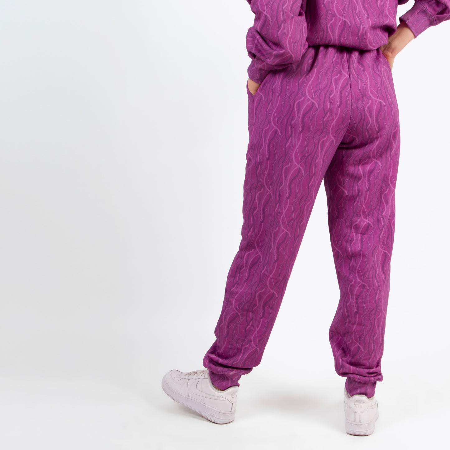 lucewear : femme portant un pantalon de survêtement violet