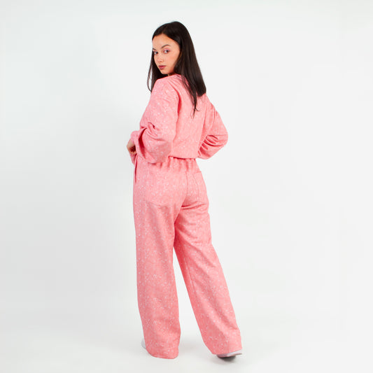 lucewear: femme portant un pantalon de survêtement rose