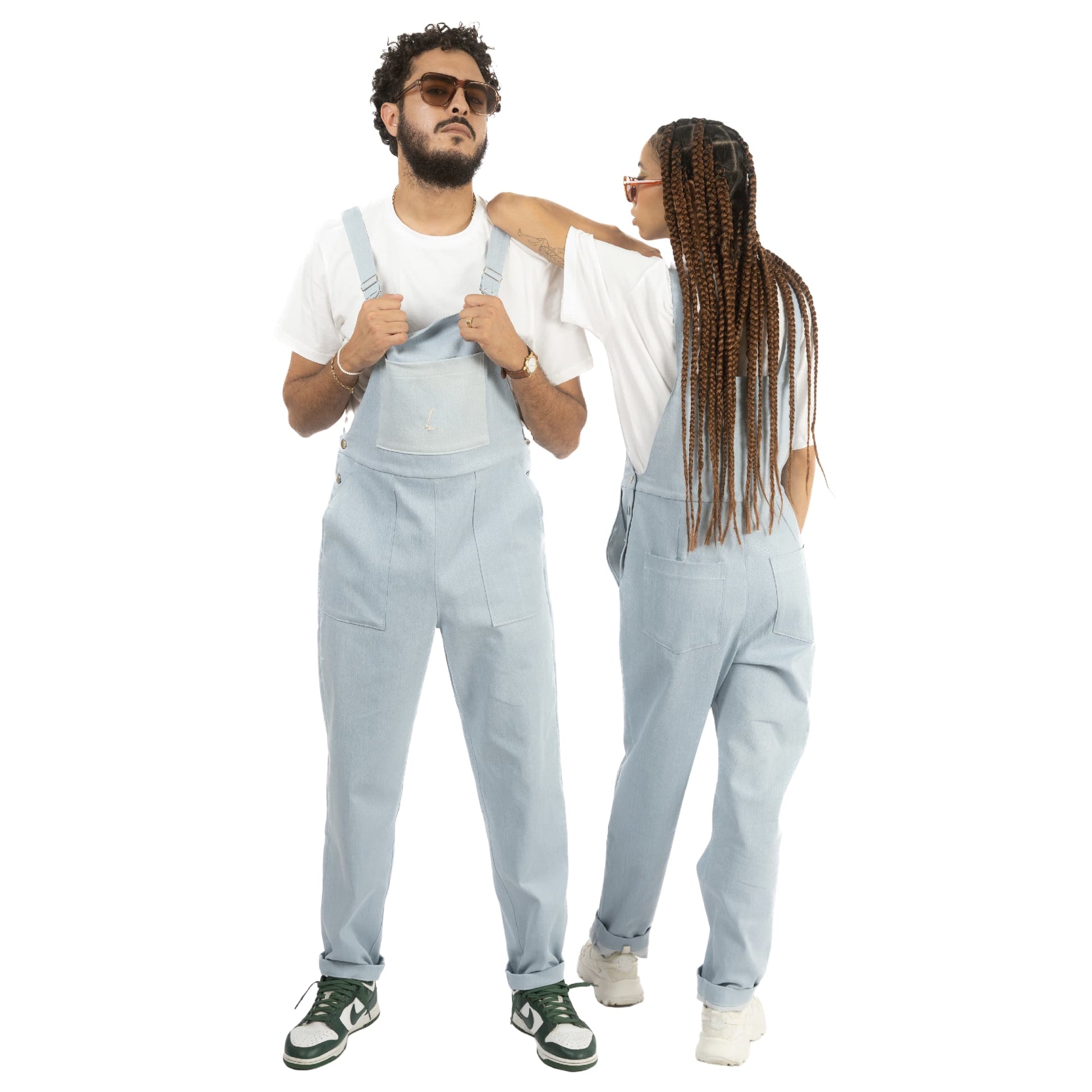 lucewear: homme et femme portant une salopette en jean denim clair