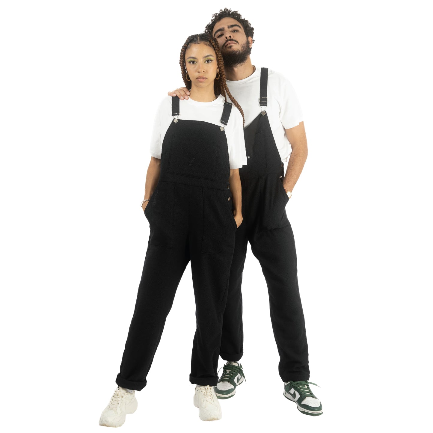 lucewear: homme et femme portant une salopette en coton noir