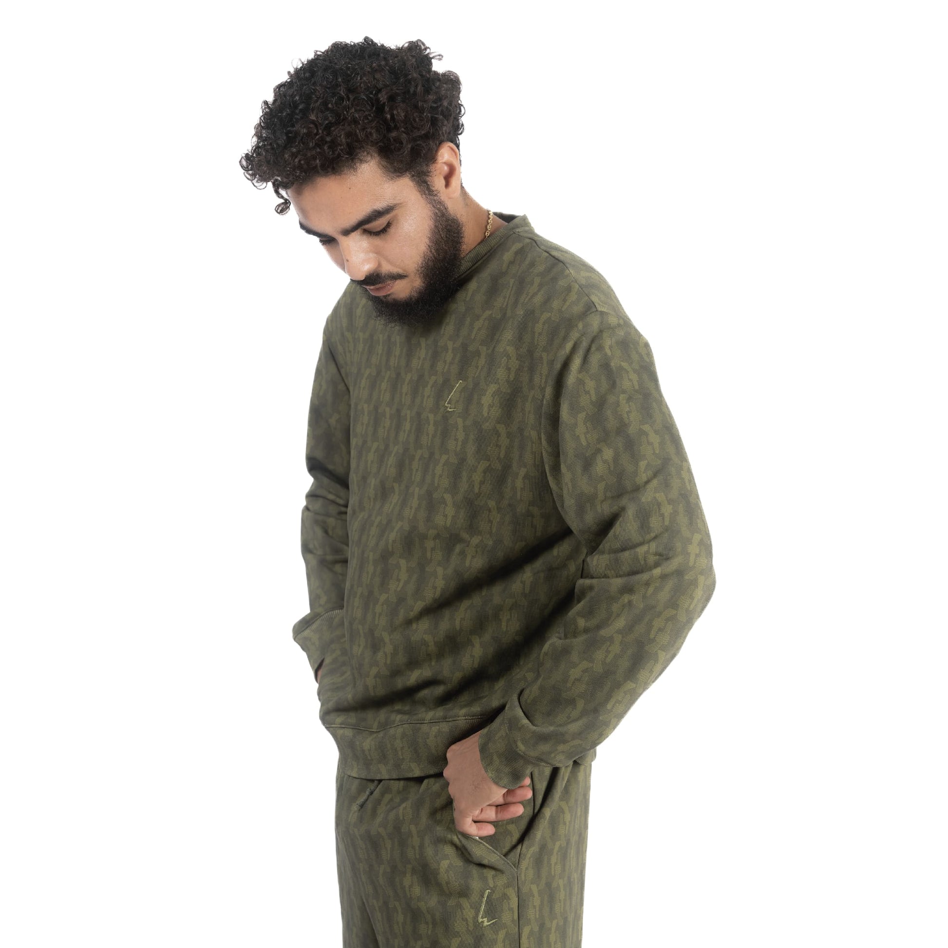 lucewear: homme portant un sweatshirt imprimé mixte kaki