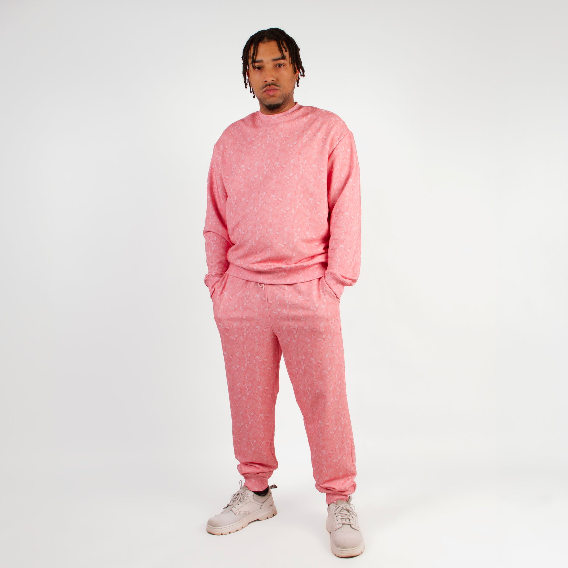 lucewear: homme portant un ensemble de survêtement rose