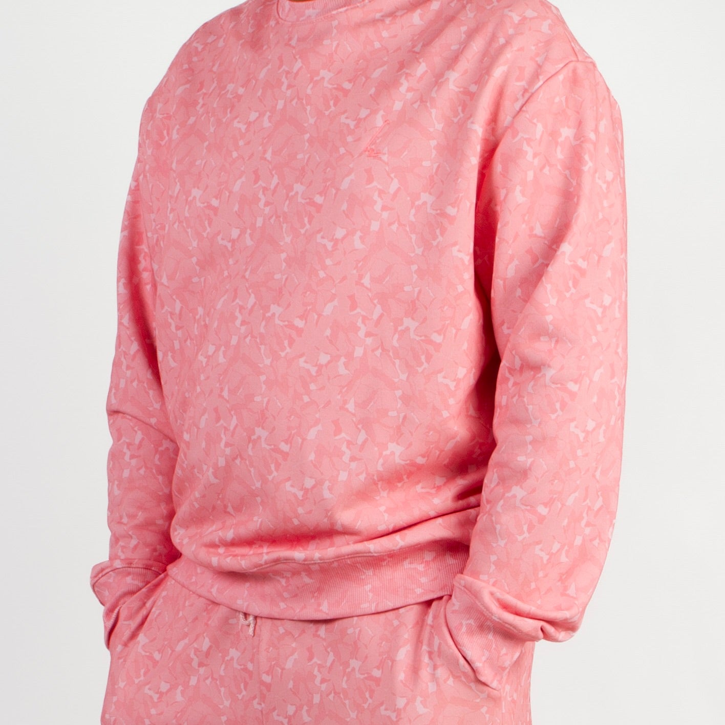 lucewear: homme portant un sweatshirt imprimé mixte rose