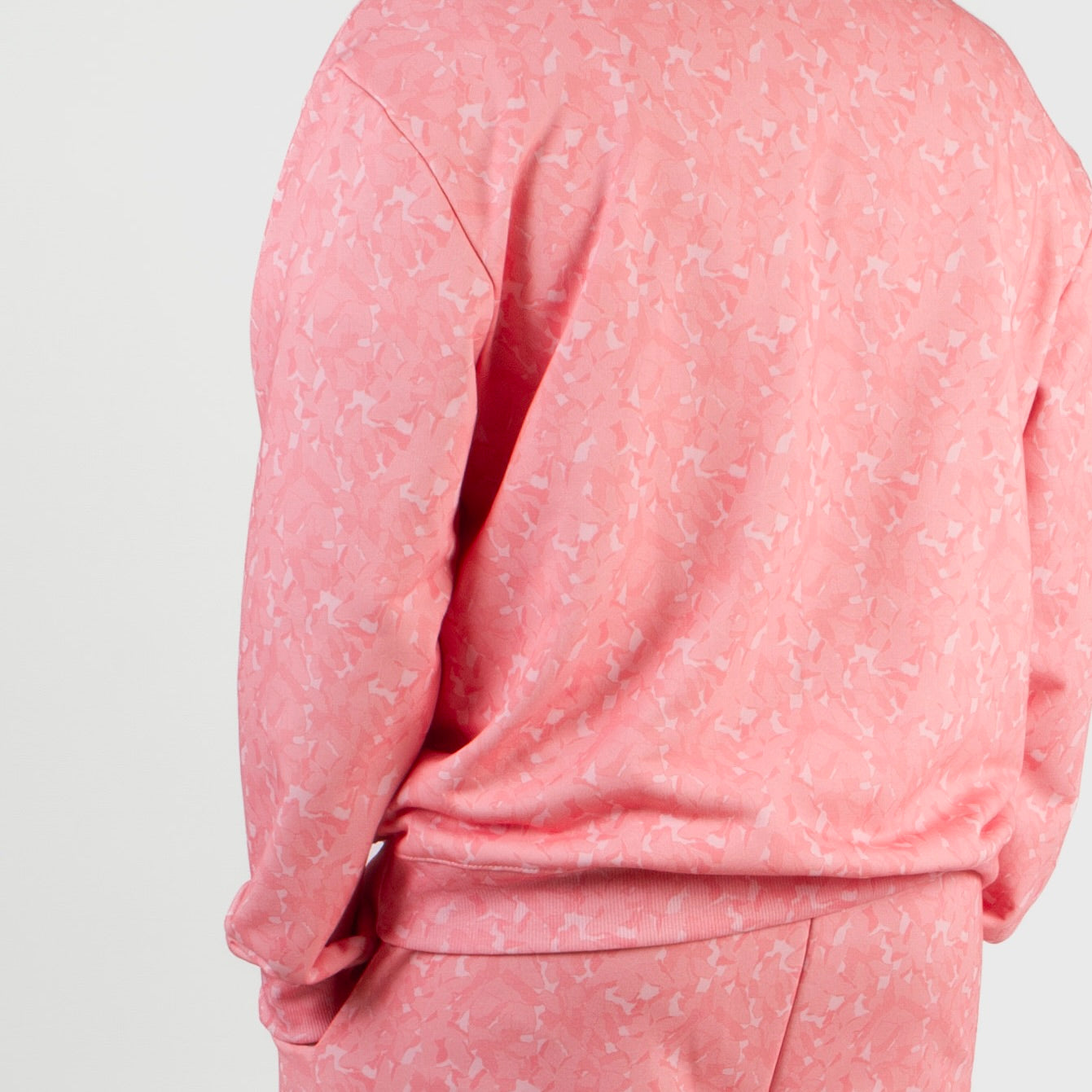 lucewear: homme portant un sweatshirt imprimé mixte rose