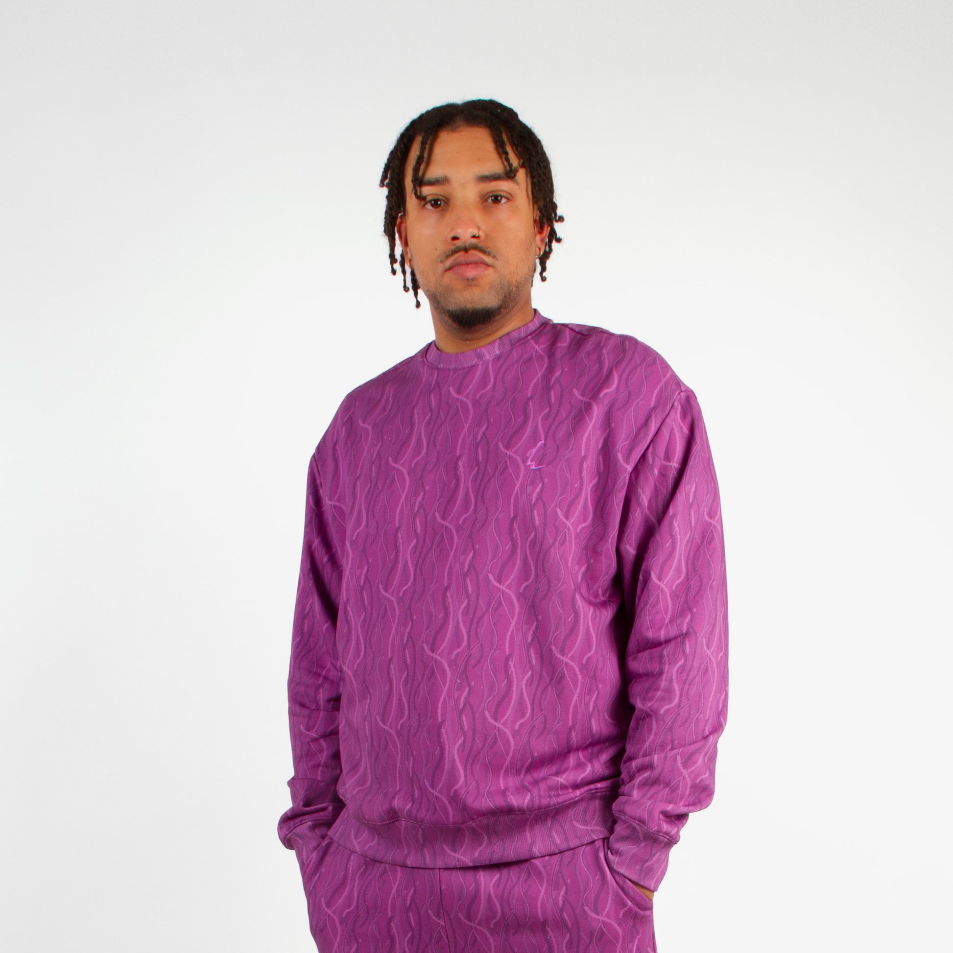 lucewear: homme portant un sweatshirt violet