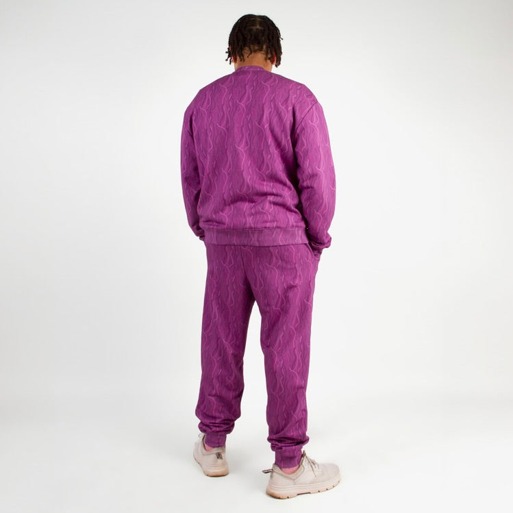 lucewear: homme portant un un ensemble de survêtement violet
