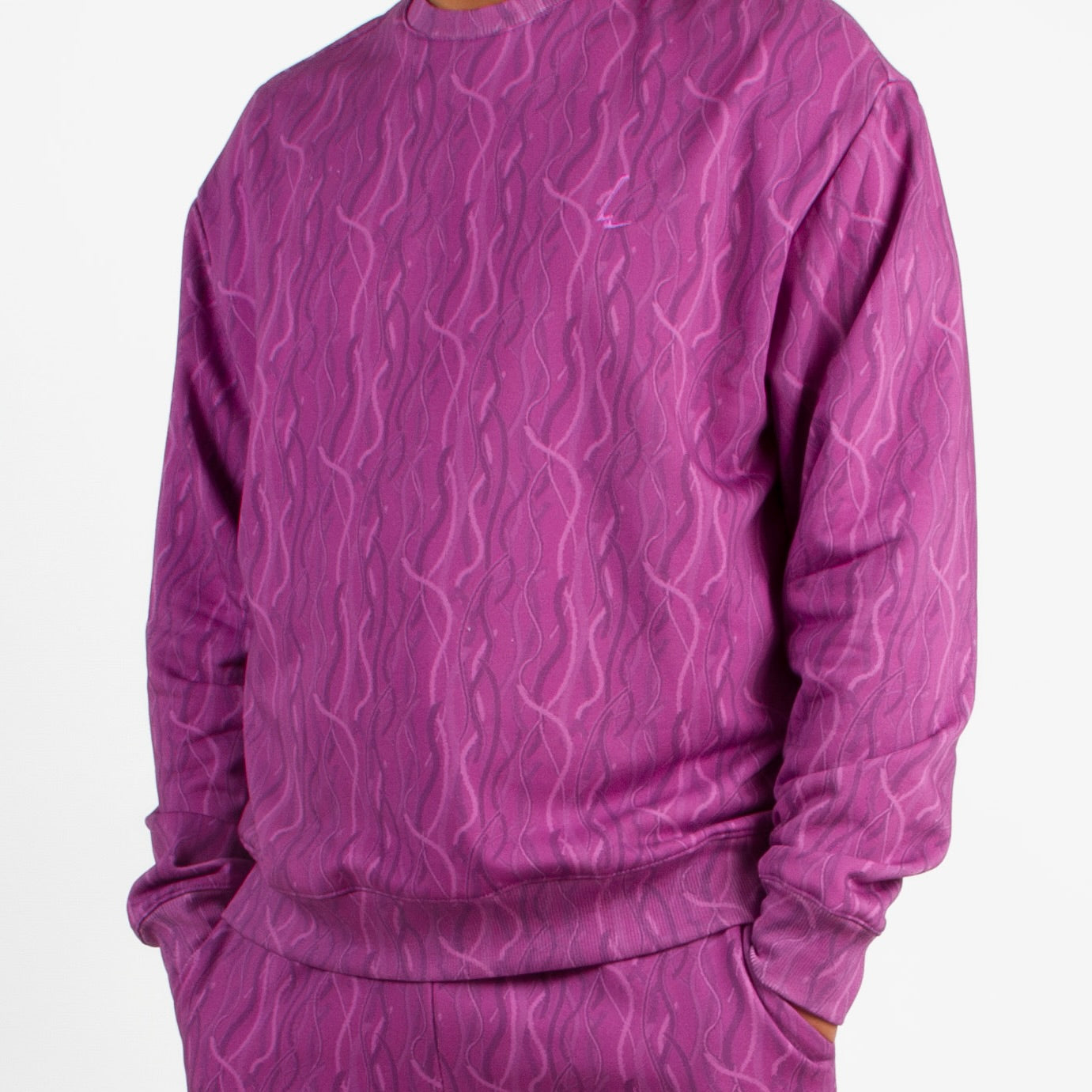 lucewear: homme portant un sweatshirt violet