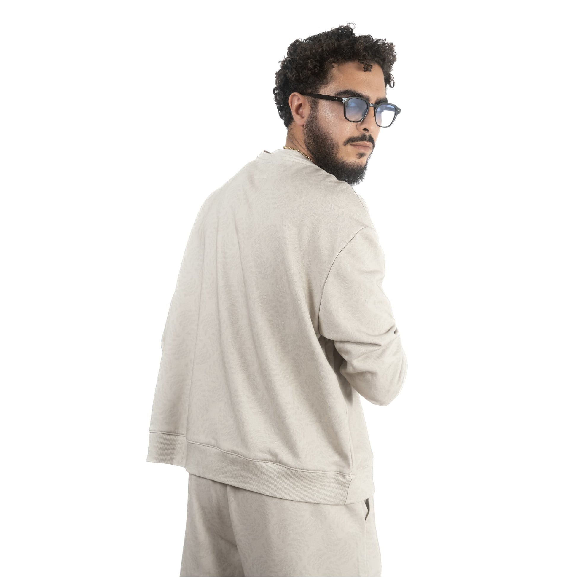 lucewear: homme portant un sweatshirt imprimé mixte taupe