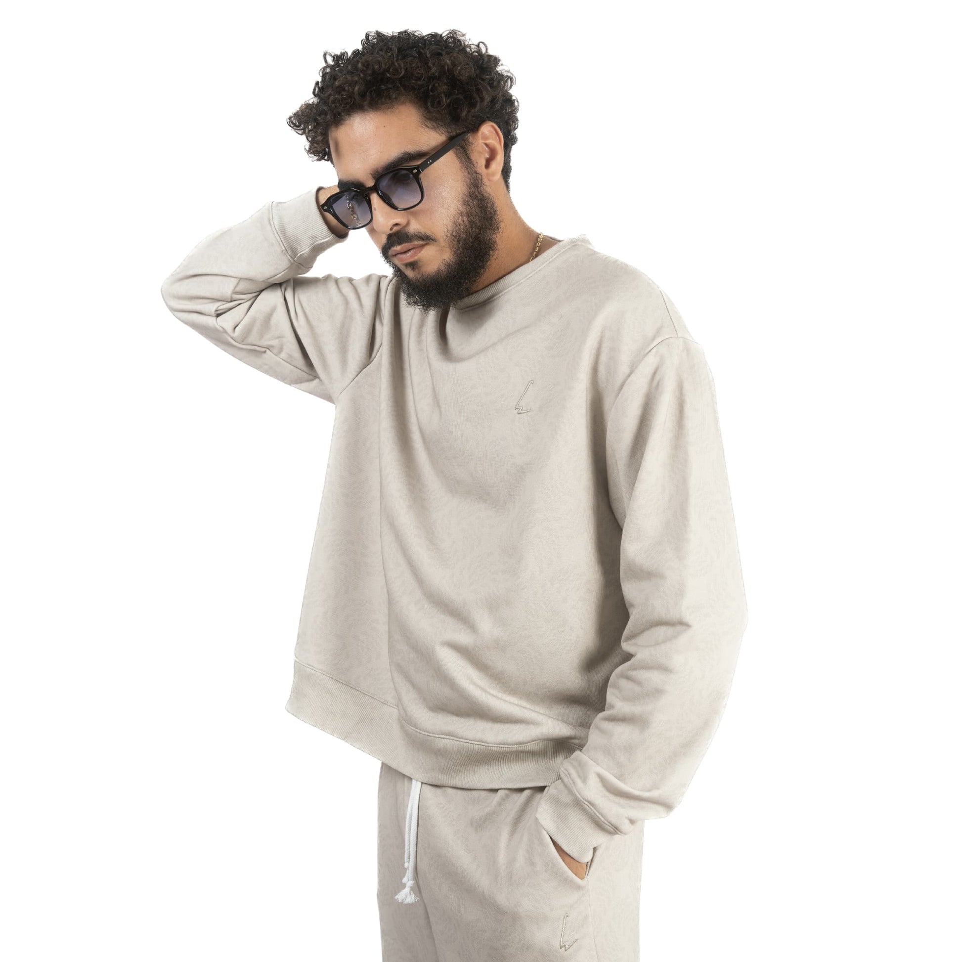 lucewear: homme portant un sweatshirt imprimé mixte taupe