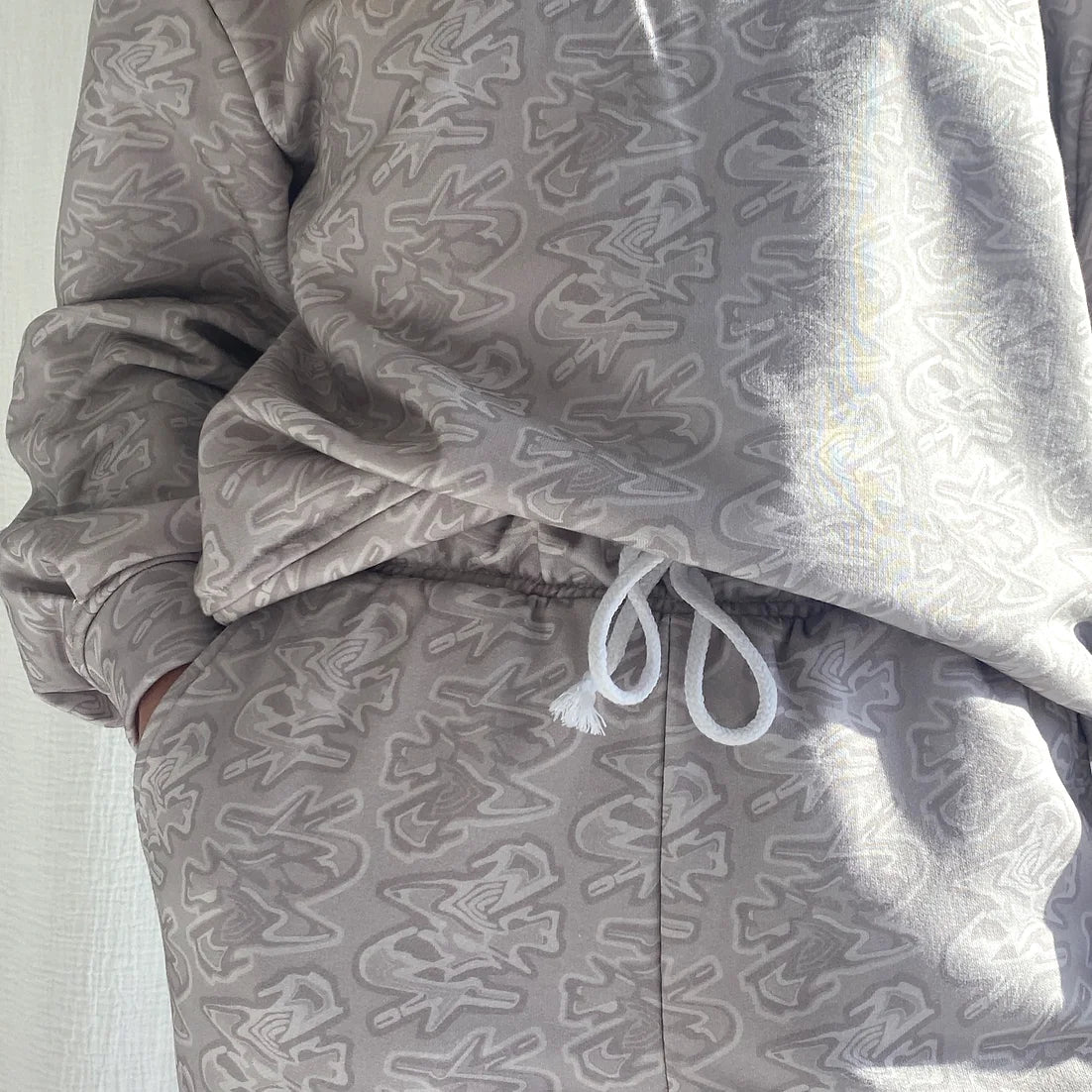 lucewear: femme portant un sweatshirt imprimé greige