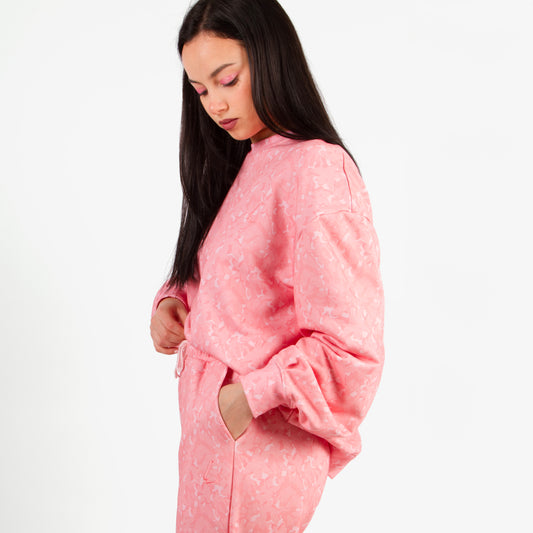 lucewear: femme portant un sweatshirt imprimé rose
