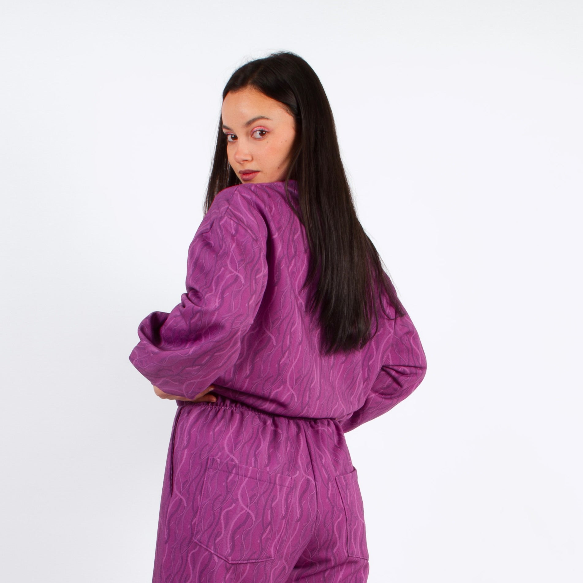 lucewear: femme portant un sweatshirt violet