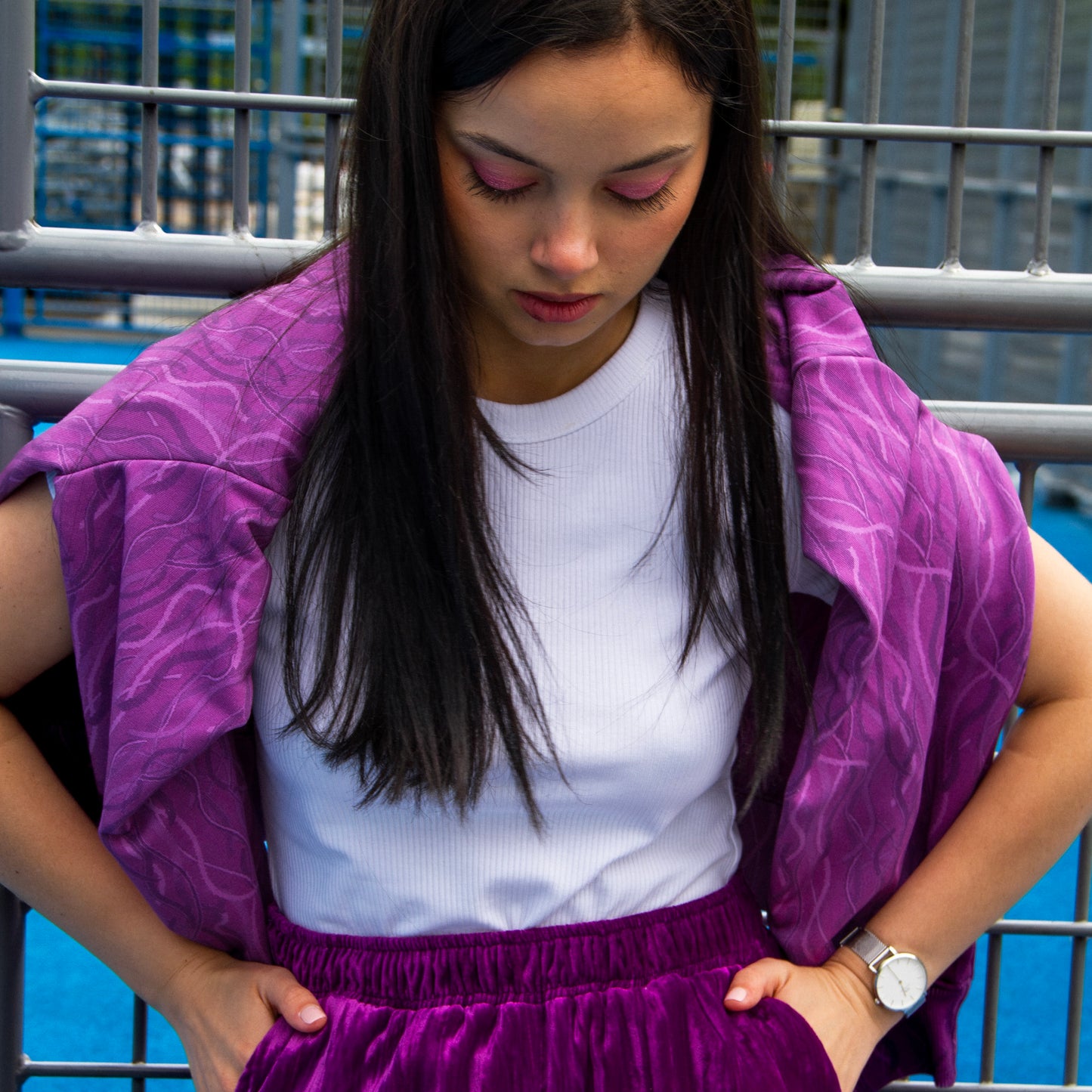 lucewear: femme portant un sweatshirt imprimé violet