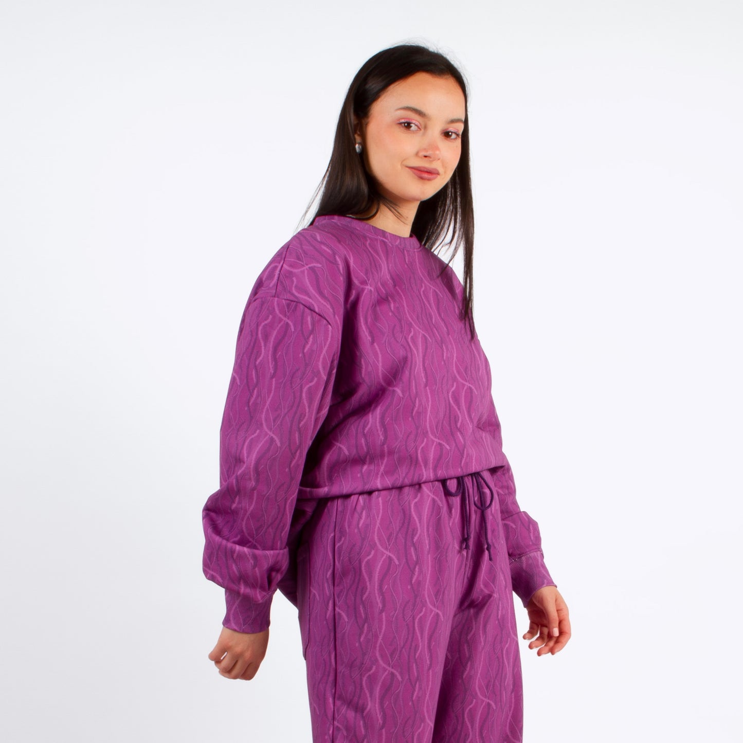 lucewear: femme portant un sweatshirt imprimé violet