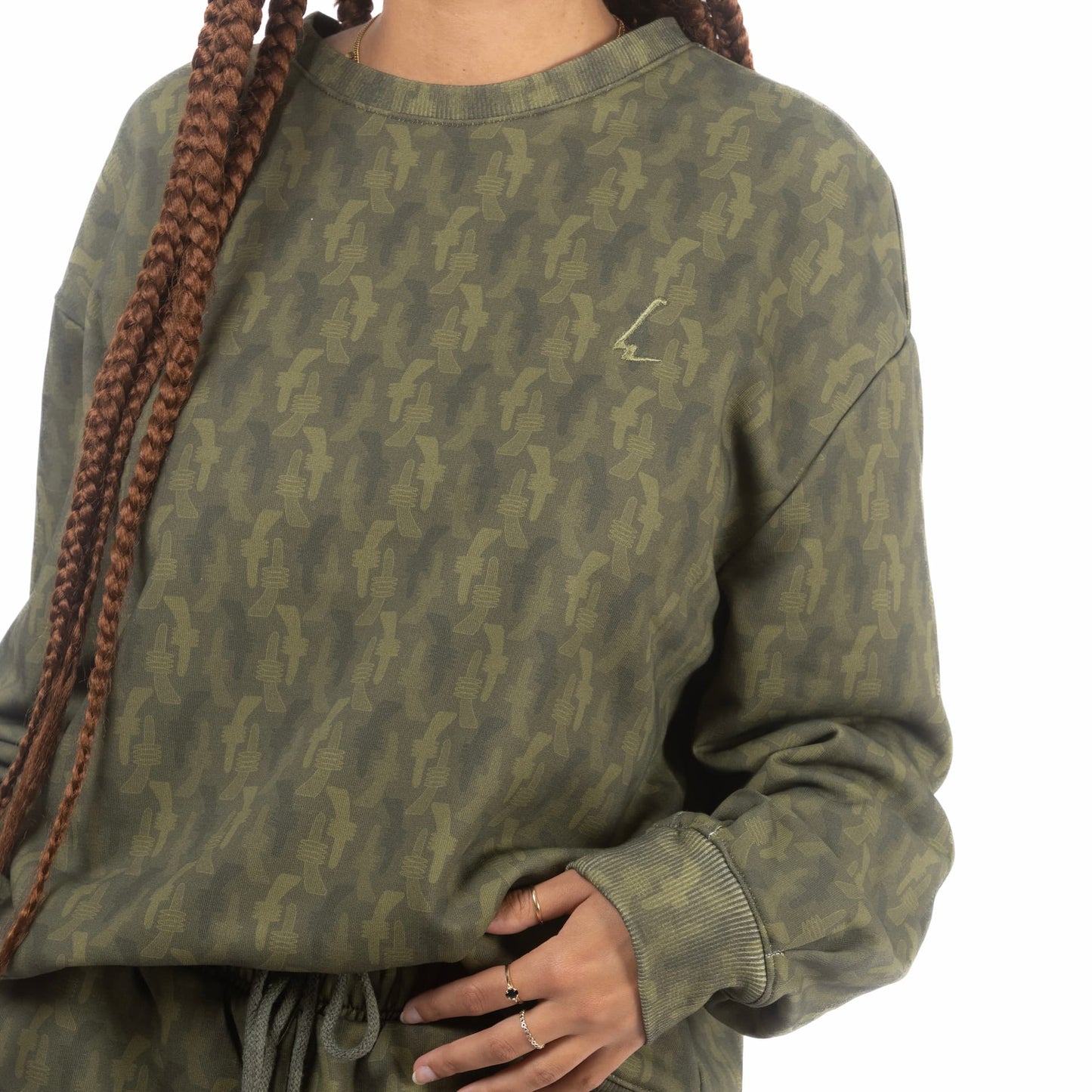 lucewear: femme portant un sweatshirt imprimé kaki