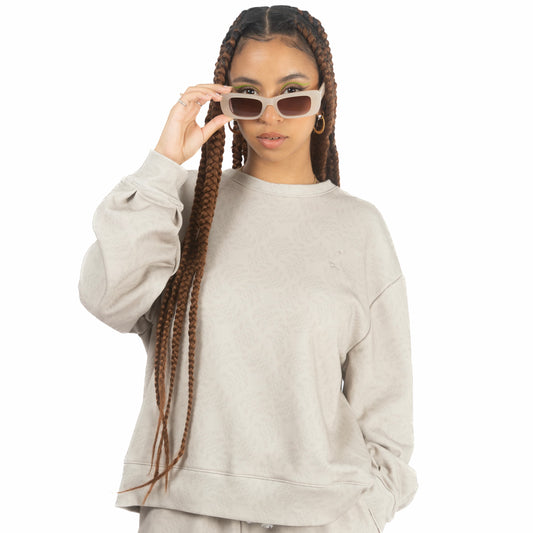 lucewear: femme portant un sweatshirt imprimé taupe