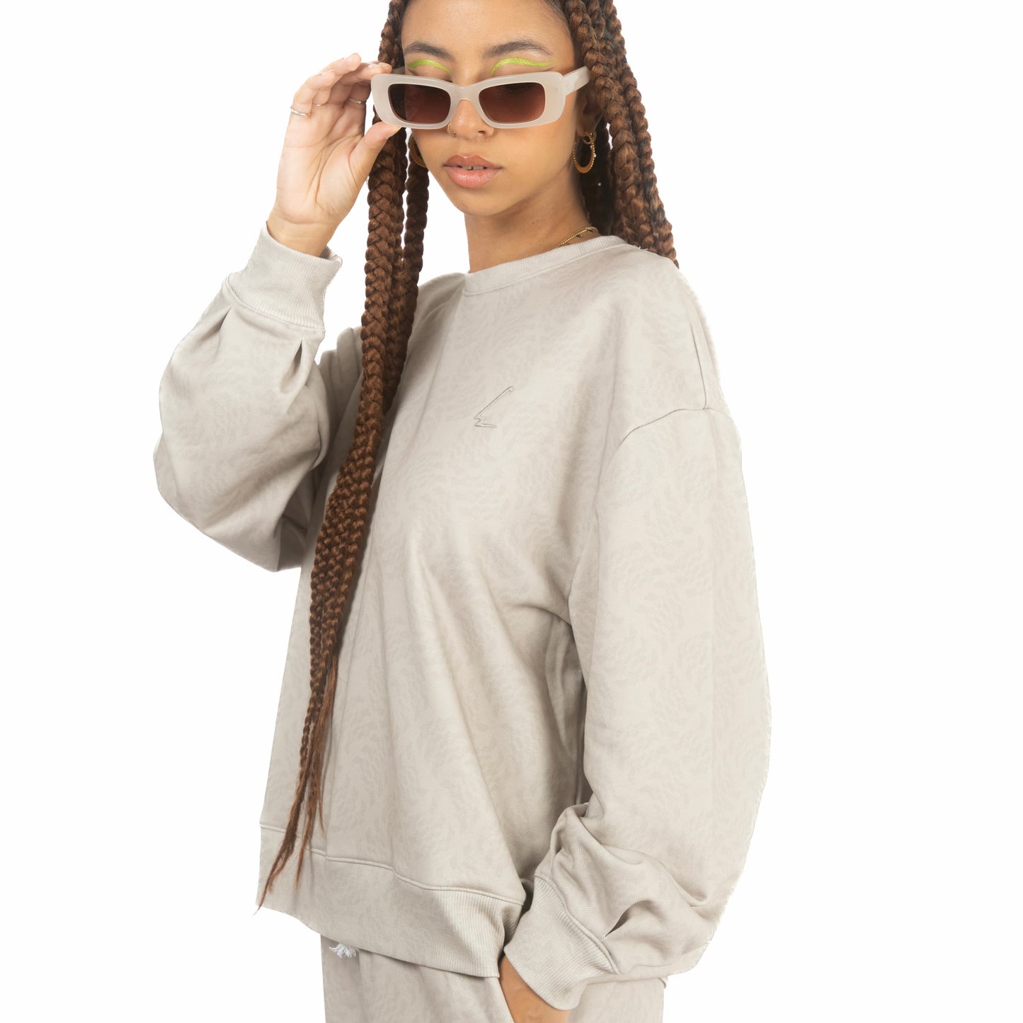 lucewear: femme portant un sweatshirt imprimé taupe