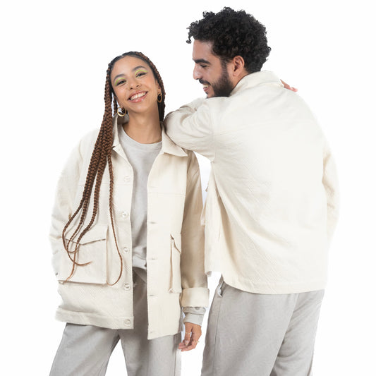 Lucewear: femme et homme portant une veste mixte beige