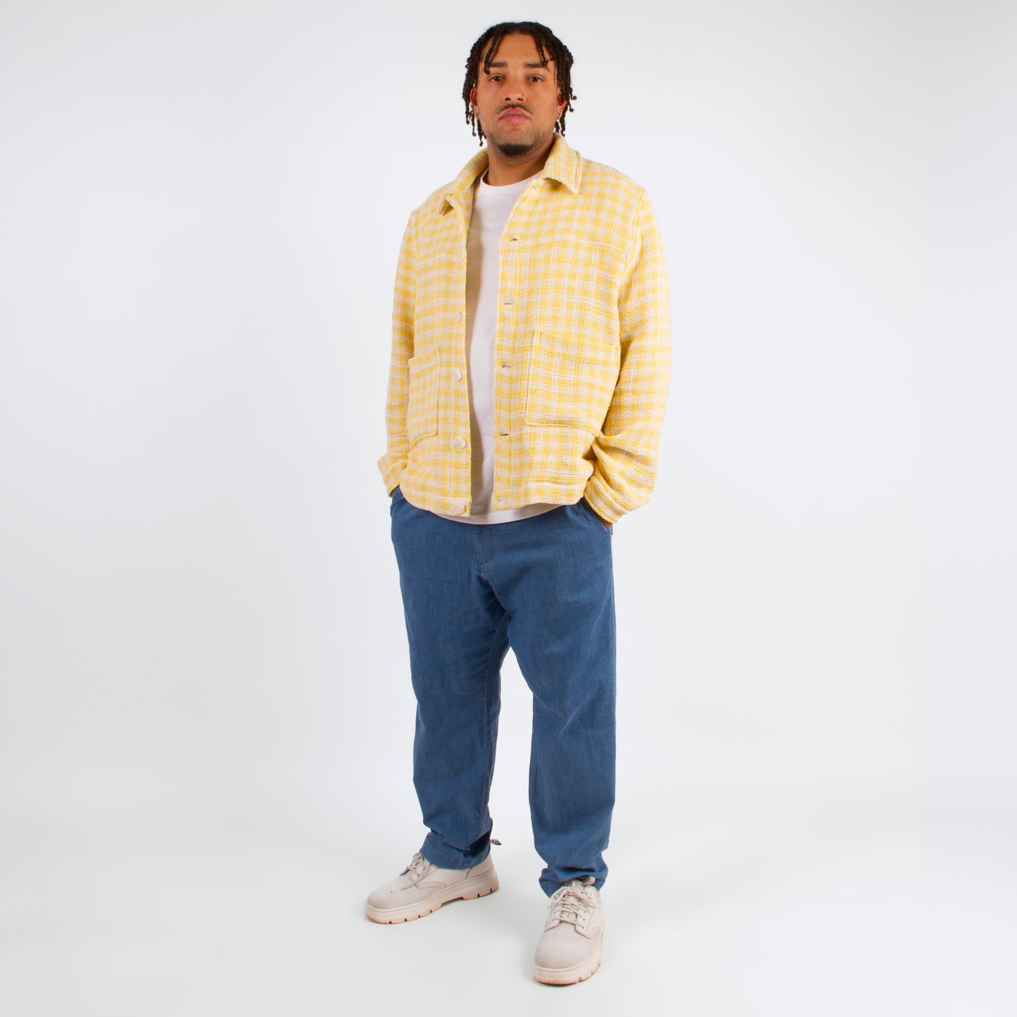 lucewear: homme portant une veste jaune à carreau