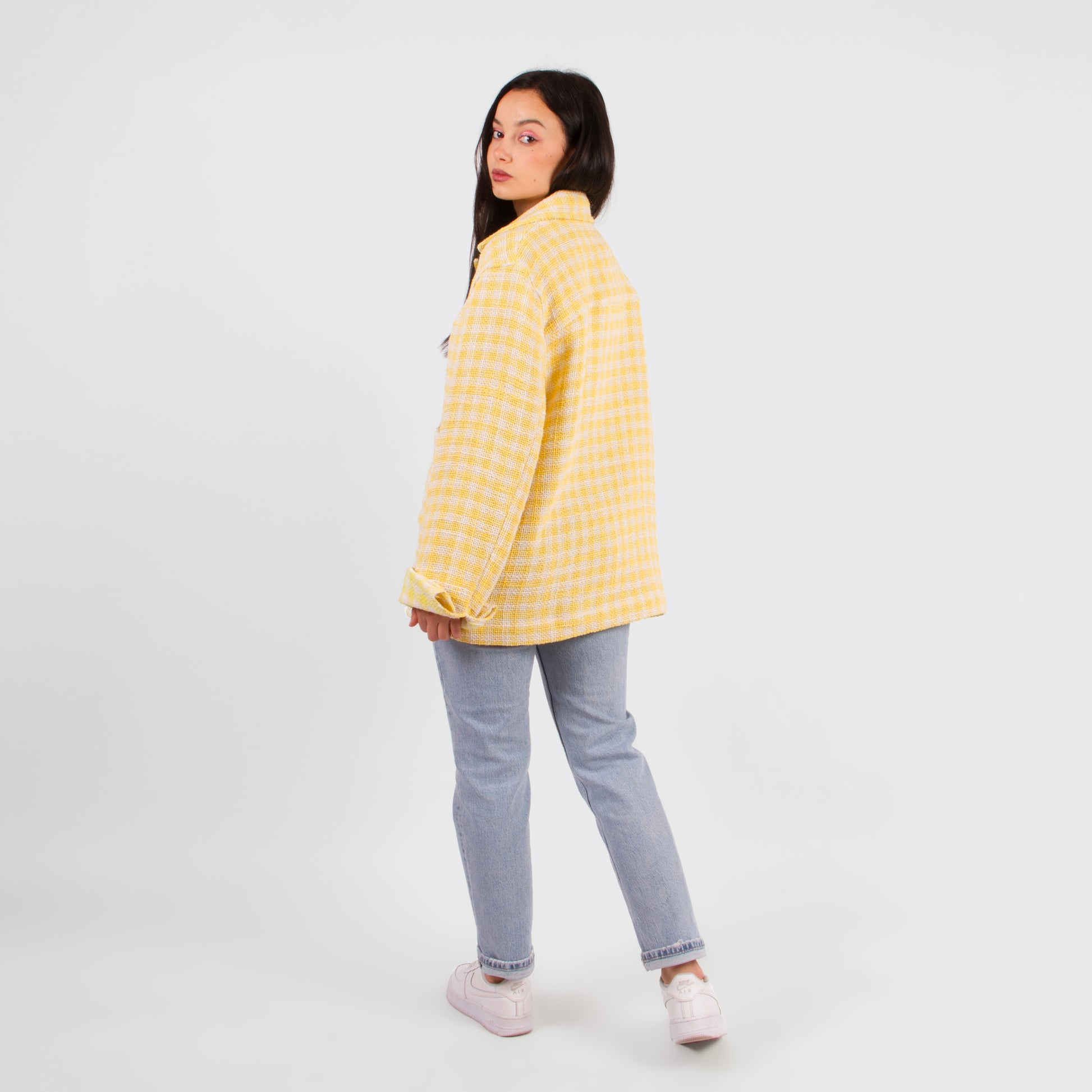 lucewear: femme portant une veste jaune à carreau