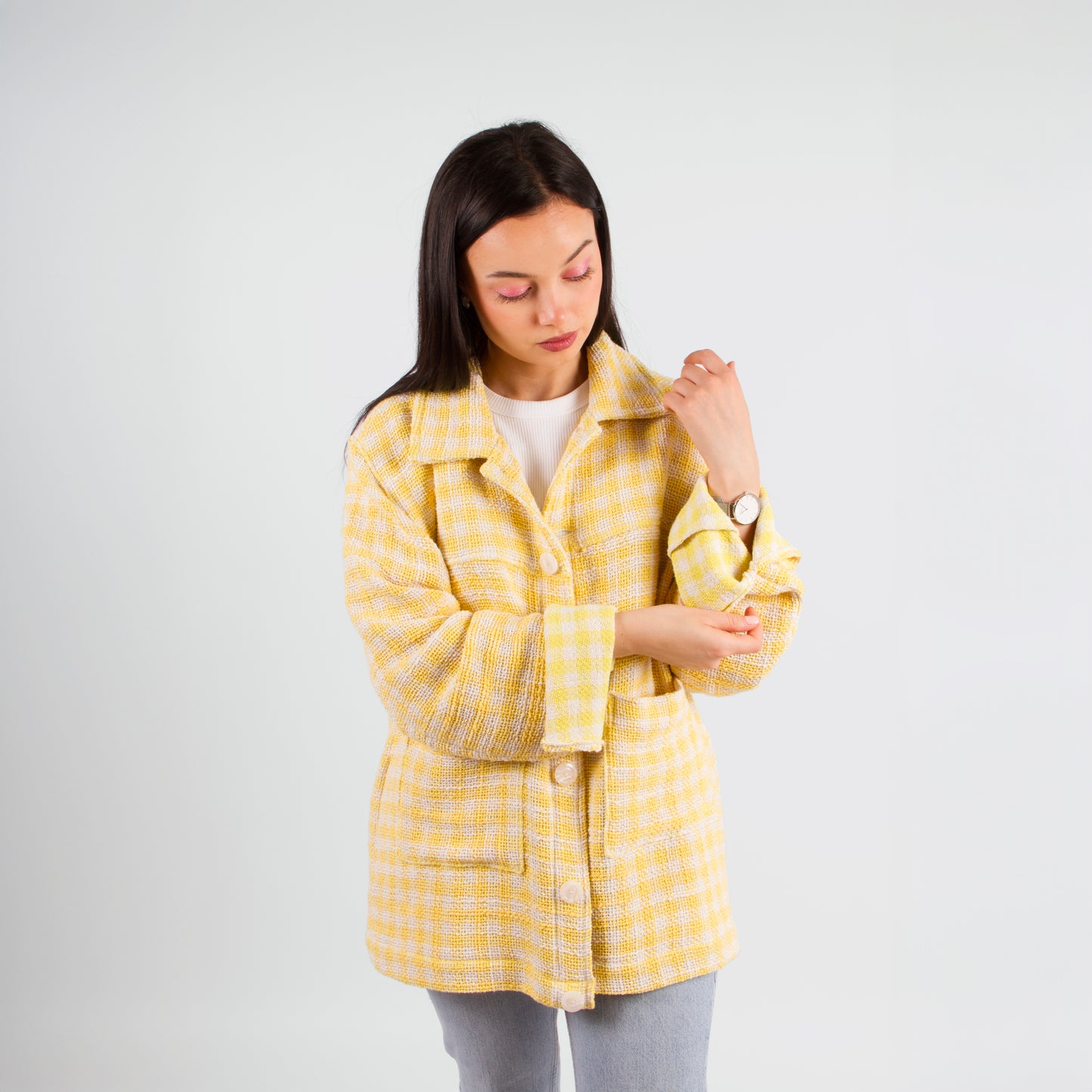 lucewear: femme portant une veste jaune à carreau
