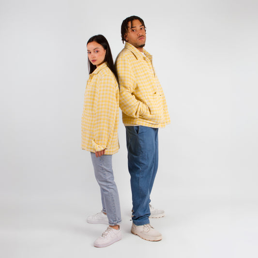 lucewear: homme et femme portant une veste mixte jaune à carreau