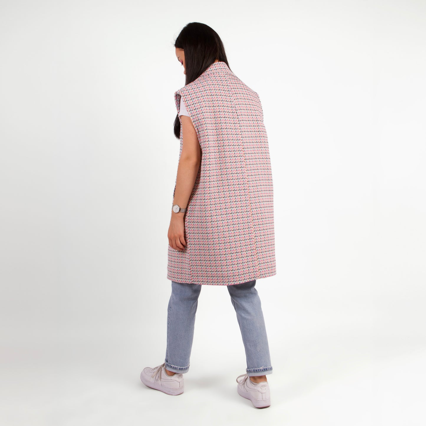 Lucewear: femme portant une veste sans manche en tweed coloré